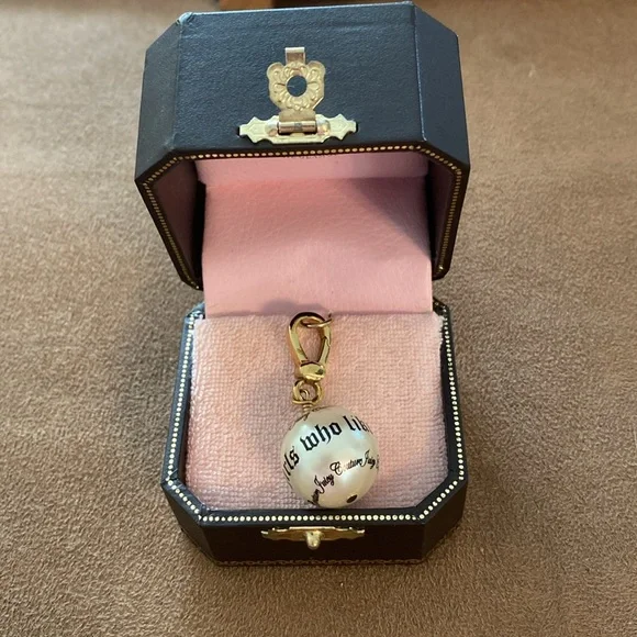 Like New Juicy Couture SCRIPT PEARL Bracelet Jewelry Box - Picture 1 of 5